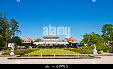 München - Besucher genießen Sie eine Pause und entspannen Sie sich im Restaurant und Biergarten Garten des Botanischen Gartens in München Stockfoto
