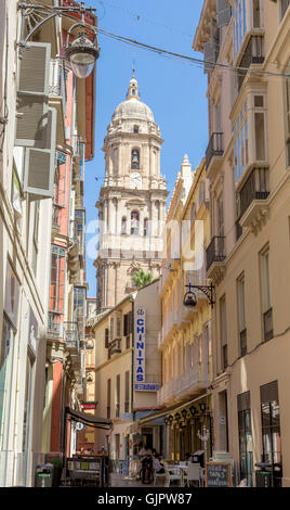 Blick auf die Kathedrale von Malaga aus der Calle Marques de Larios, Malaga, Costa Del Sol, Andalusien, Spanien. Stockfoto