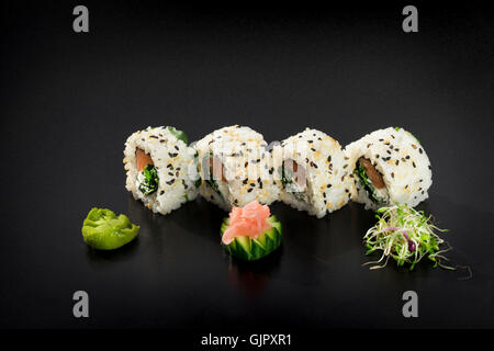 Köstliche Sushi-Rollen. Uramaki Maki Sushi mit Sesam Stockfoto