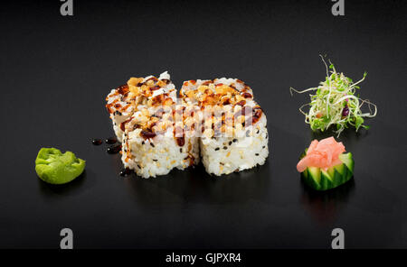 Leckere Sushi Set. Uramaki Sushi-Rollen mit Sesam dekoriert Stockfoto