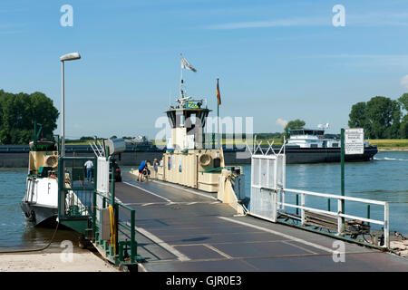 Deutschland, Leverkusen-Hitdorf, sterben Rheinfähre Nach Nach Köln-Langel ist Eine Autofähre Stockfoto