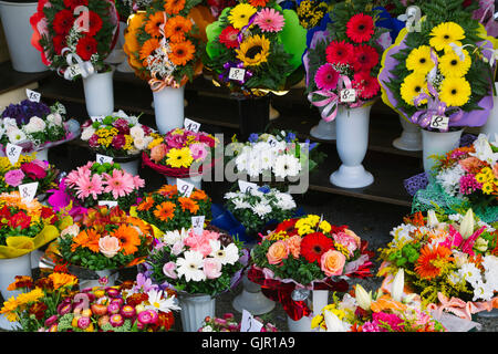 Blumensträuße zu verkaufen, in einem Markt Stockfoto