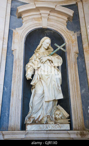 Statue des Heiligen Bruno am Palast von Mafra in Portugal. Stockfoto