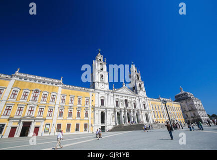 MAFRA, PORTUGAL - 17. Juli 2016: Fassade der Basilika im Palast von Mafra, Portugal, einen berühmten Königspalast gebaut in der 18 t Stockfoto