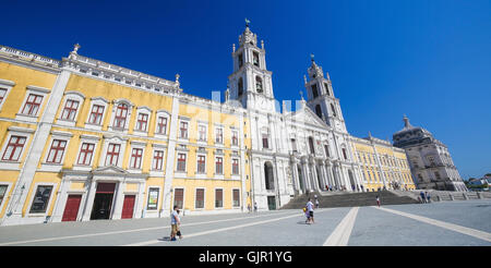 MAFRA, PORTUGAL - 17. Juli 2016: Fassade der Basilika im Palast von Mafra, Portugal, einen berühmten Königspalast gebaut in der 18 t Stockfoto