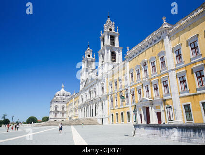 Fassade der Basilika am Palast von Mafra, Portugal, einen berühmten Königspalast im 18. Jahrhundert erbaut. Stockfoto