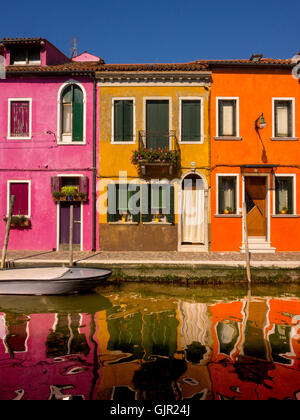Hell gestrichene Terrassenhäuser am Canalside auf der Insel Burano. Venedig, Italien. Stockfoto