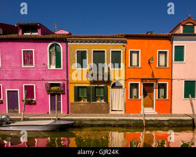 Hell gestrichene Terrassenhäuser am Canalside auf der Insel Burano. Venedig, Italien. Stockfoto