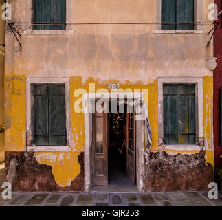 Traditionelles Terrassenhaus, das auf der Insel Burano renoviert wird. Venedig, Italien. Stockfoto