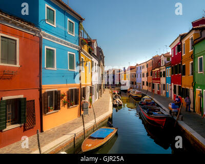 Die traditionell bunt bemalten Häuser am Kanal befinden sich auf der Insel Burano. Venedig, Italien. Stockfoto