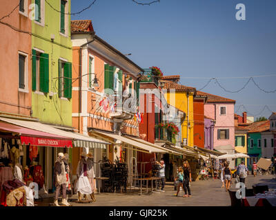 Die traditionellen bunten bemalten Ladenflächen auf der Insel Burano. Venedig, Italien. Stockfoto