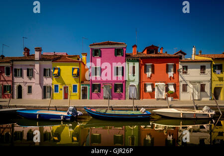 Die traditionell bunt bemalten Häuser auf der Terrasse am Canalside befinden sich auf der Insel Burano. Venedig, Italien. Stockfoto