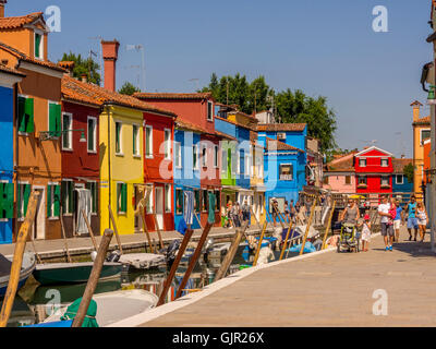 Hell gestrichene Terrassenhäuser am Canalside auf der Insel Burano. Venedig, Italien. Stockfoto