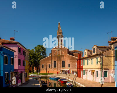 Chiesa di san martino vescovo mit seinem schiefen Glockenturm. Burano, Venedig. Stockfoto