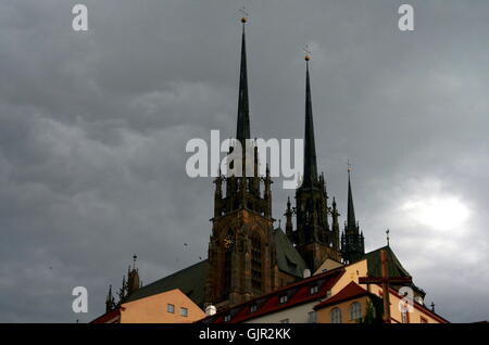 alte Kirche in der Stadt Brünn, Tschechien mit dramatischer Himmel Stockfoto