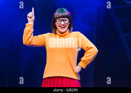 London, UK. 17. August 2016. Rebecca Widerrist als Velma. Fototermin mit der Besetzung von Scooby-Doo Live! Musikalische Geheimnisse der Londoner Palladium, wo 12 Vorstellungen vom 18. bis 21. August 2016 stattfinden werden. Mit Charlie Stier als Daphne, Chris Warner Drake als Fred, Widerrist Rebecca als Velma, Charlie Haskins als Shaggy und Joe Goldie als Scooby-Doo. Stockfoto