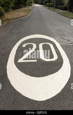Weitwinkel von 20 Meilen pro Stunde mph Nahaufnahme Tempolimitschilder gemalt auf einer Straße in Cambrudge UK Stockfoto