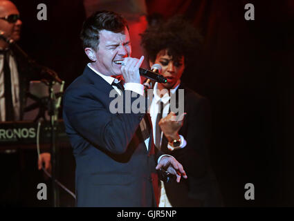 Rick Astley führt bei Liverpool Philharmonic Hall Featuring: Rick Astley Where: Liverpool, Vereinigtes Königreich bei: 15. April 2016 Stockfoto