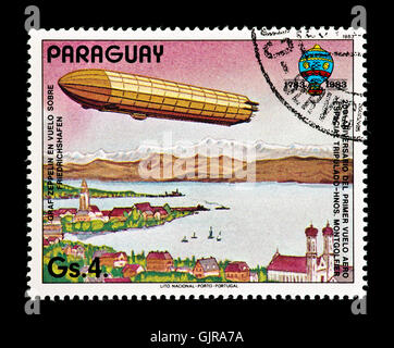 Briefmarke aus Paraguay, die Darstellung der Graf Zeppelin über Friedrichschafen, Flug bicentennial erste Gebrüder Montgolfier Stockfoto