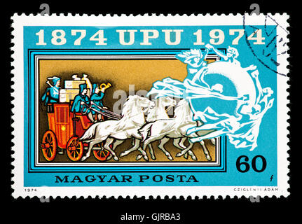 Briefmarke aus Ungarn mit einer Postkutsche, ausgestellt für den hundertsten Jahrestag des Weltpostvereins. Stockfoto