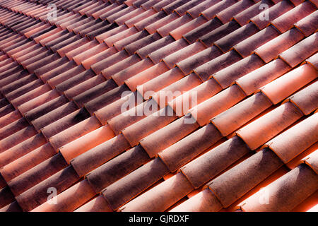 Terrakotta-Fliesen auf einem Dach in Italien zu wiederholen Stockfoto