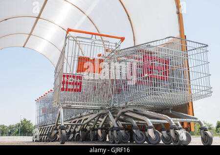 Einkaufswagen auf einem Parkplatz Stockfoto