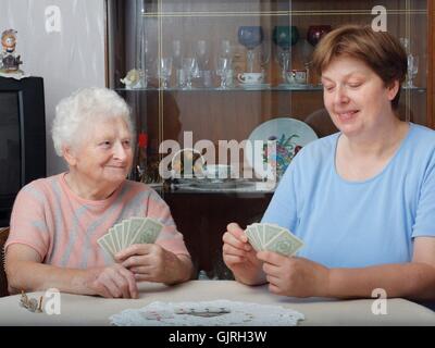 Spielen Sie bei Karten-Oma Stockfoto