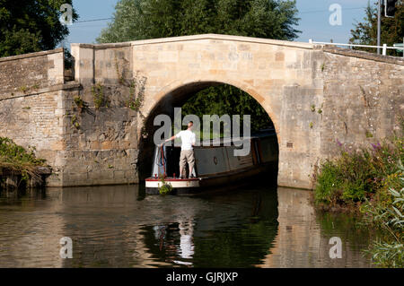 Narrowboat auf Themse an der Kanalbrücke, Radcot, Oxfordshire, England, UK Stockfoto