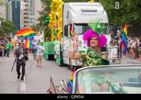 Montreal, CA - 14. August 2016: Mado in Montreal-Pride-Parade. Mado ist eine berühmte Dragqueen Drag Kabarett, Kabarett Mado betreibt, Stockfoto