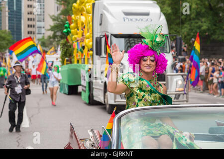 Montreal, CA - 14. August 2016: Mado in Montreal-Pride-Parade. Mado ist eine berühmte Dragqueen Drag Kabarett, Kabarett Mado betreibt, Stockfoto