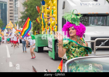 Montreal, CA - 14. August 2016: Mado in Montreal-Pride-Parade. Mado ist eine berühmte Dragqueen Drag Kabarett, Kabarett Mado betreibt, Stockfoto