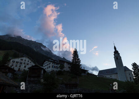 Blick auf die Kirche gegen den offenen Himmel im Morgengrauen in einer kleinen Stadt im Osten der Schweiz Stockfoto