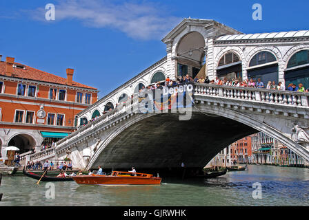 Rialto-Brücke in Venedig Canal de grande Stockfoto