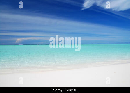 blauer Strand am Meer Stockfoto