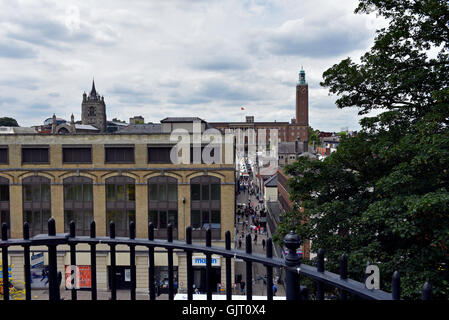 Ansicht von Norwich Stadtzentrum, Blick in Richtung der County Hall, vom Hügel aus Norwich Schloss gesehen. Stockfoto