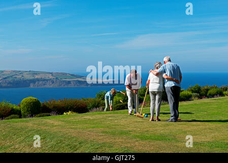 Krocket vier Spieler im Garten des Raven Hall Hotel, Ravenscar, North Yorkshire, England UK Stockfoto