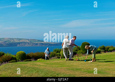 Krocket vier Spieler im Garten des Raven Hall Hotel, Ravenscar, North Yorkshire, England UK Stockfoto