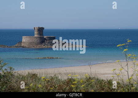 Szenische Ansicht la Rocco Tower, der St.Ouen Bay, Jersey, Kanalinseln Stockfoto