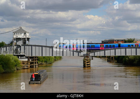 Trans-Pennine Schnellzug Selby Schaukel Brücke überspannt den Fluss Ouse mit schmalen Boot vorbei unter, Selby, Großbritannien Stockfoto