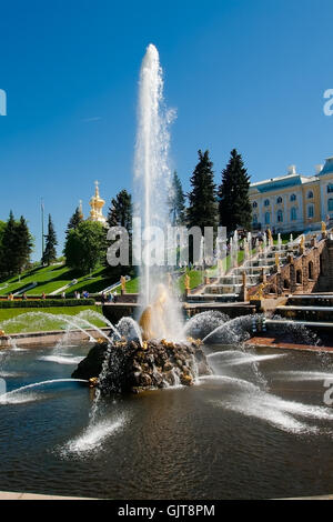 Springbrunnen "Samson" - einem zentralen Brunnen Schloss und Park-Ensemble "Peterhof" Stockfoto