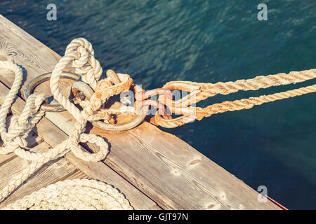 Bild des alten Boot Seil gebunden zum Pier. Stockfoto