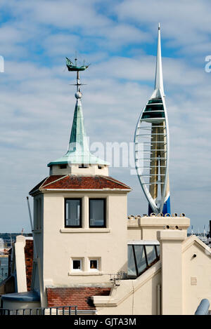 Blick auf den Spinnaker Tower, gesehen von Portsmouth Harbour Rundturm, Sally Port, Portsmouth, Hampshire, UK Stockfoto