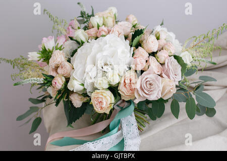Vintage-floristische Hintergrund, bunte Rosen Hortensie Eukalyptus auf Stoff. Mutters Geburtstag Stockfoto