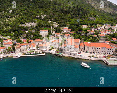 Ufer von Perast Stadt mit St.-Nikolaus-Kirche im Zentrum. Luftaufnahme. Adria. Bucht von Kotor (Boka Kotorska), Montenegro Stockfoto