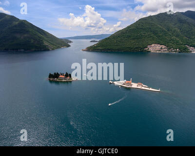 Boka Kotorska (Golf von Kotor) mit zwei Inseln Gospa od Skrpjela (Our Lady of the Rocks) und Sveti Dordje. Meerenge von Kotor Bucht ich Stockfoto