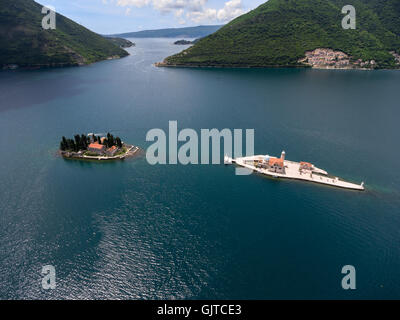 Gospa od Skrpjela und Sveti Dordje künstliche Inseln im Adriatischen Meer in der Bucht von Kotor (Boka Kotorska) sind. Montenegro. Aerial vi Stockfoto