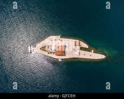 Draufsicht auf der künstlichen Insel Gospa od Skrpjela auf Küste von Perast in Bucht von Kotor. Blick vom Drohne Stockfoto