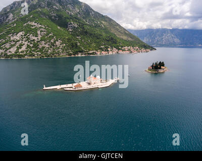 Luftaufnahme über Inseln Gospa od Skrpjela (Our Lady of the Rocks) und Sveti Dordje. Bucht von Kotor (Boka Kotorska). Adria. Mo Stockfoto