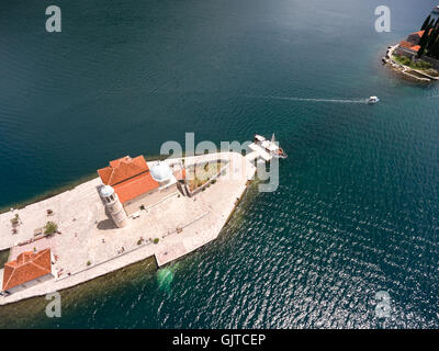 Luftaufnahme auf die erste künstliche Insel Gospa od Skrpjela und zweitens Sveti Dordje. Adria Meer, Bucht von Kotor. Montenegro Stockfoto