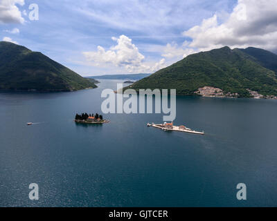 Luftaufnahme von Boka Kotorska (Golf von Kotor) mit zwei Inseln Gospa od Skrpjela (Our Lady of the Rocks) und Sveti Dordje. Meerenge Stockfoto